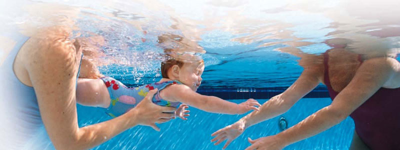 اولین شنای زیر آب کمکی در آموزش شنا به خردسالان توسط والدین !! | شناآموز