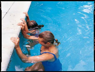 آموزش فرو بردن صورت در آب­ به خردسالان سه سال به بالا توسط والدین !! | شناآموز