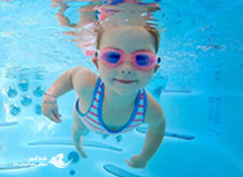 آموزش شنای مسافت کوتاه­ به خردسالان سه سال به بالا توسط والدین !! | شناآموز