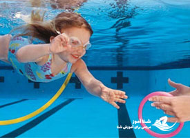 آموزش بازی باله ماهی­ در آب­ به خردسالان سه سال به بالا توسط والدین !! | شناآموز