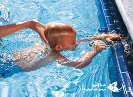 آموزش شنا به سمت دیواره استخر به خردسالان سه سال به بالا توسط والدین !! | شناآموز