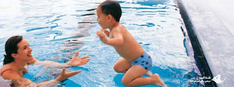 آموزش شنا به سمت دیواره استخر به خردسالان سه سال به بالا توسط والدین !! | شناآموز