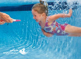 آموزش پریدن و رفتن زیر آب و شنا­ به خردسالان سه سال به بالا توسط والدین !! | شناآموز